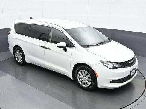 Used 2020 Chrysler Voyager L FWD image 25