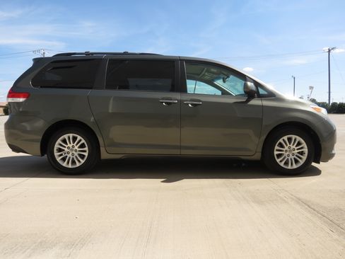 Used 2011 Toyota Sienna XLE w/ XLE Navigation Pkg FWD image 7