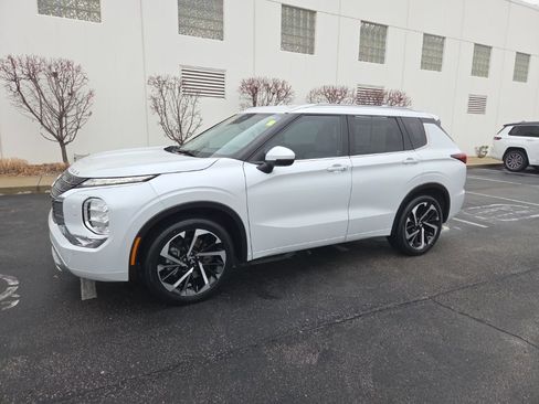 Used 2024 Mitsubishi Outlander SEL image 2