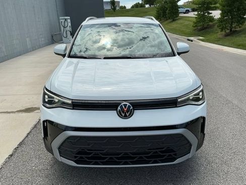 Used 2025 Volkswagen Taos SE AWD/4WD image 9