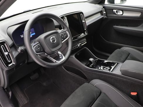 Used 2025 Volvo XC40 B5 Plus image 17