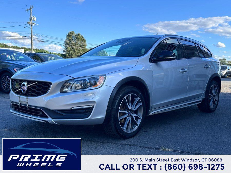 Used 2017 Volvo V60 T5 Cross Country Platinum w/ Climate Package AWD/4WD image 3