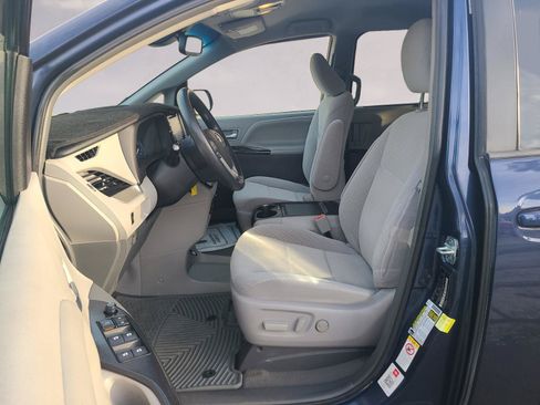 Used 2018 Toyota Sienna LE FWD image 11