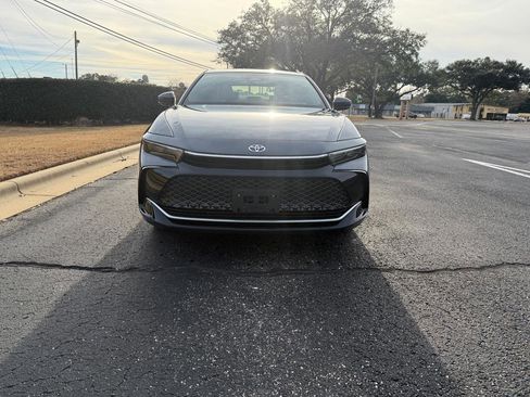 Used 2025 Toyota Crown XLE image 3