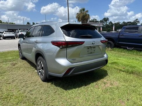 Used 2021 Toyota Highlander XLE AWD/4WD image 10