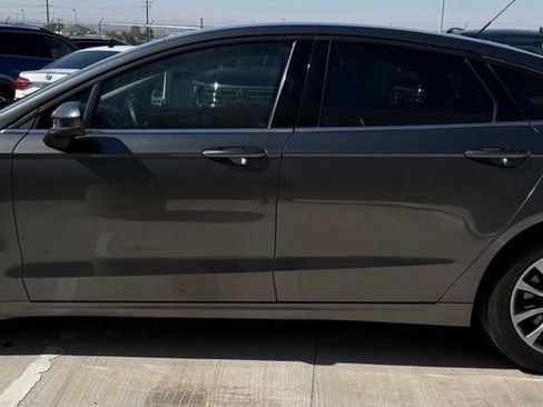 Used 2017 Ford Fusion SE FWD image 6