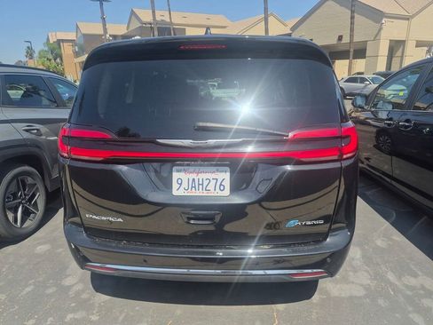 Used 2023 Chrysler Pacifica Touring-L FWD image 6