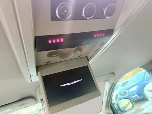 Used 2013 Chrysler Town & Country Touring w/ Trailer Tow Group image 13