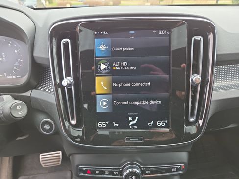 Used 2021 Volvo XC40 T5 R-Design w/ Climate Package image 26