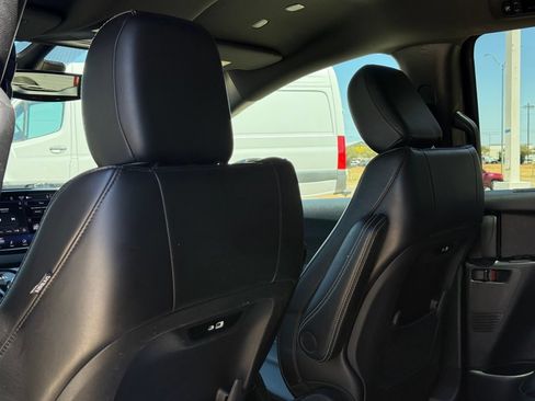 Used 2025 Chrysler Pacifica Select FWD image 17