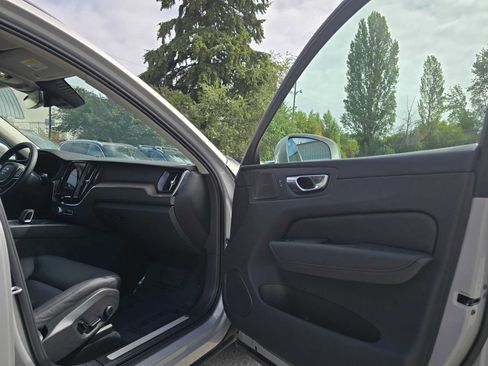 Used 2022 Volvo XC60 B5 Momentum w/ Advanced Package AWD/4WD image 11