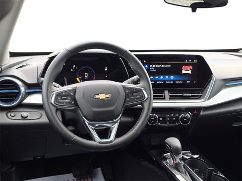 Used 2025 Chevrolet Trax LT w/ LT Convenience Package image 17