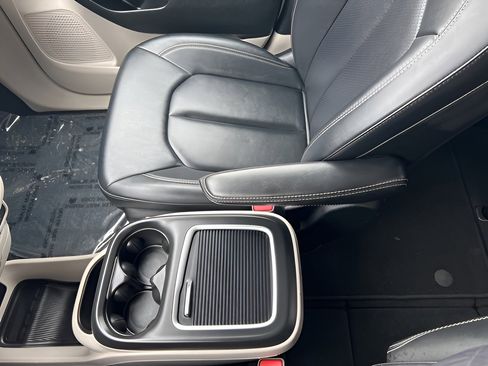 Used 2024 Chrysler Pacifica Touring-L image 44