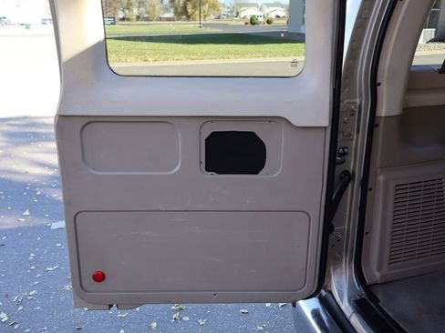 Used 2009 Ford E-350 and Econoline 350 Super Duty Wagon image 23