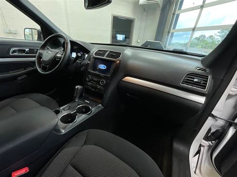 Used 2017 Ford Explorer XLT w/ Equipment Group 201A FWD image 30