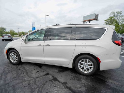 Used 2021 Chrysler Pacifica Touring-L FWD image 4