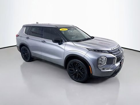 Used 2022 Mitsubishi Outlander SE image 1