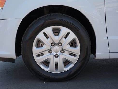 Used 2018 Dodge Grand Caravan SE w/ UConnect Hands-Free Group FWD image 11