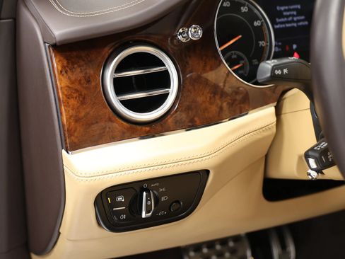 Used 2018 Bentley Bentayga AWD/4WD image 21