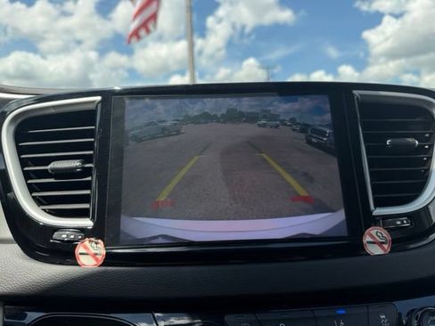 Used 2024 Chrysler Pacifica Touring-L FWD image 12