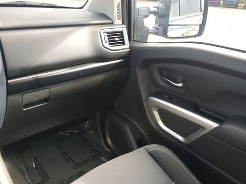Used 2024 Nissan Titan SV w/ SV Convenience Package image 18