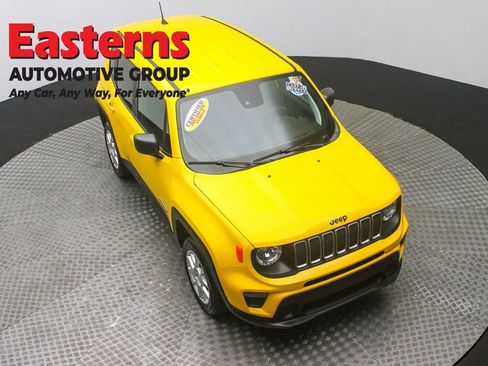 Used 2023 Jeep Renegade Latitude image 3