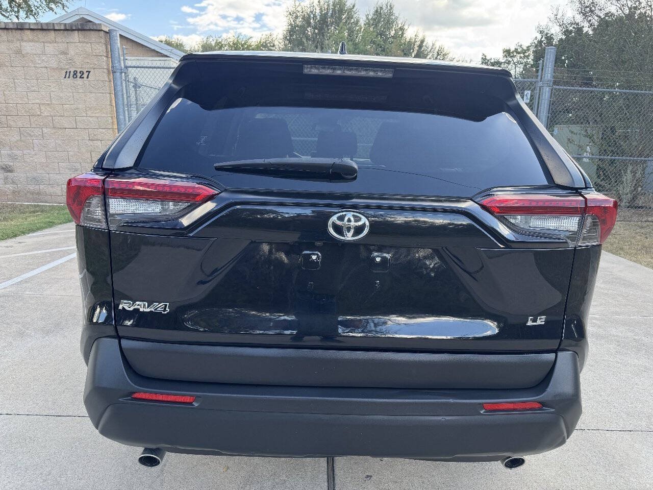 Used 2019 Toyota RAV4 LE FWD image 11