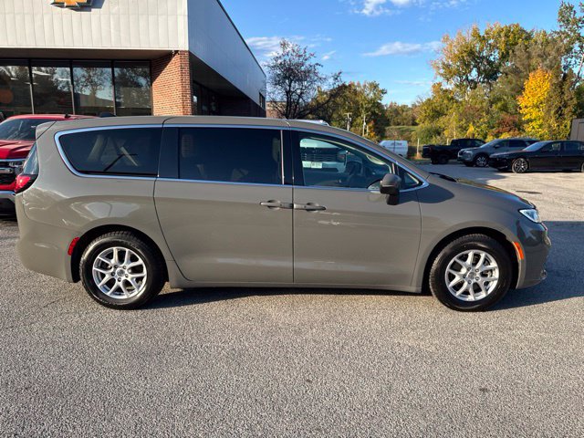 Used 2023 Chrysler Pacifica Touring-L FWD image 8