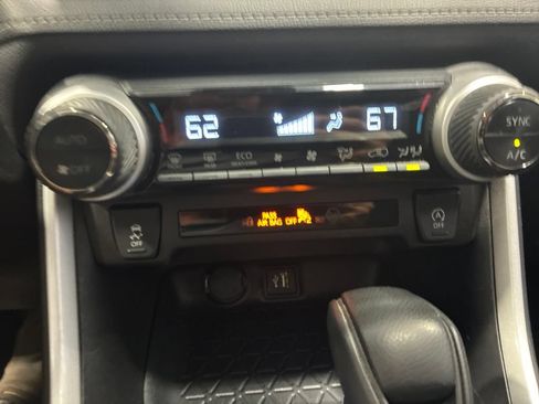 Used 2025 Toyota RAV4 XLE AWD/4WD image 25