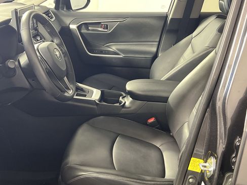 Used 2021 Toyota RAV4 XLE Premium image 13