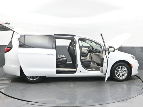 Used 2024 Chrysler Pacifica Touring-L FWD image 53
