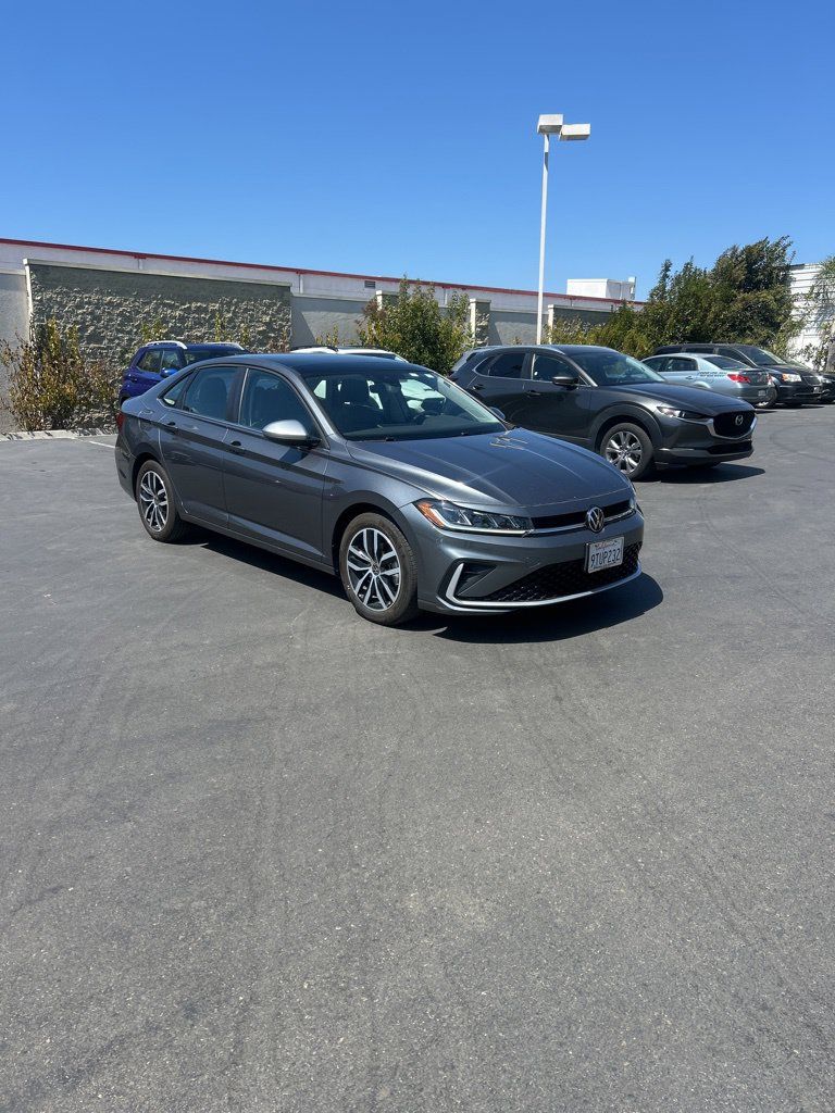Used 2025 Volkswagen Jetta SE FWD image 5