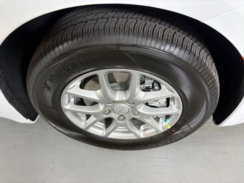 New 2027 Chrysler Pacifica Select FWD image 11