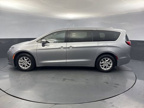 Used 2020 Chrysler Pacifica Touring image 2