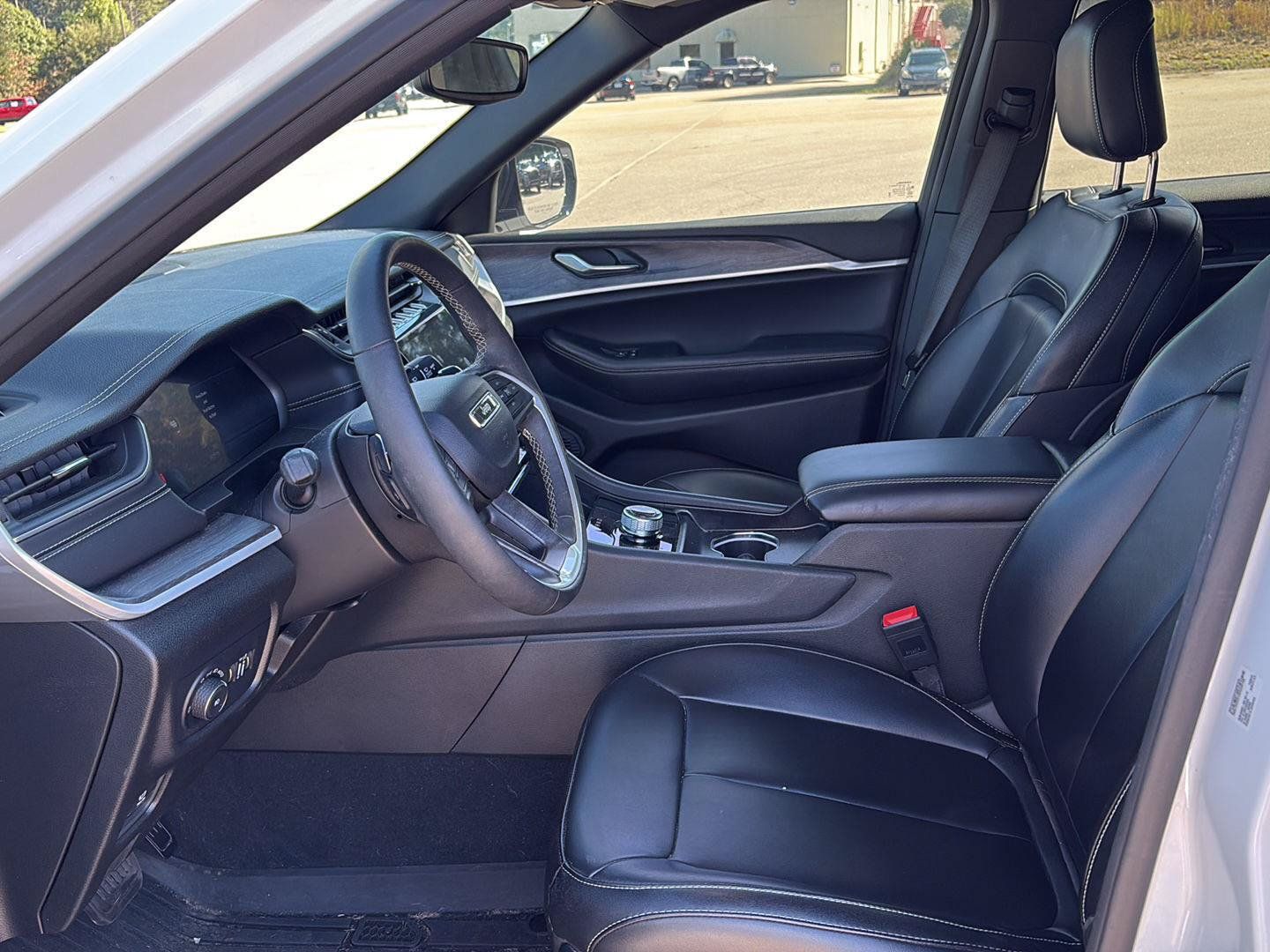 Used 2024 Jeep Grand Cherokee L Limited w/ Black Appearance Package RWD image 9