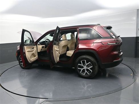 Used 2024 Jeep Grand Cherokee Limited w/ Luxury Tech Group II image 29