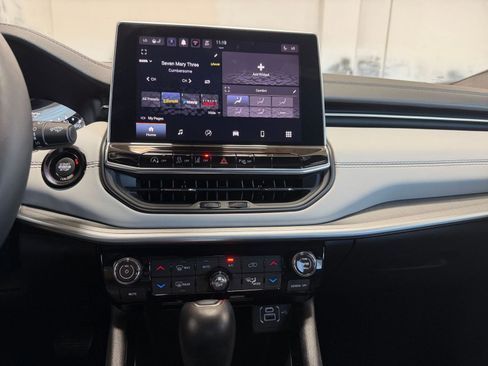 Used 2025 Jeep Compass Limited image 18