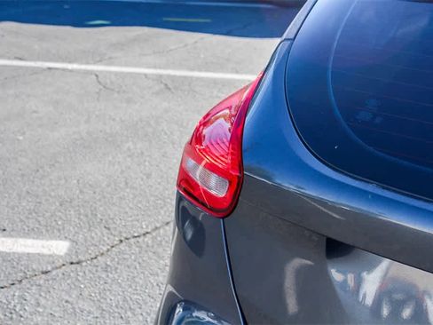 Used 2017 Ford Focus Titanium image 8