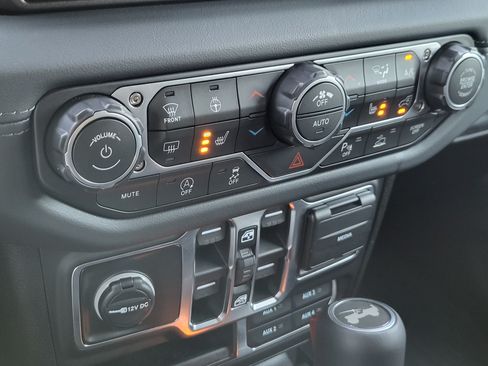 Used 2026 Jeep Wrangler Unlimited Sahara AWD/4WD image 17