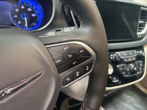 Used 2024 Chrysler Pacifica Touring-L image 23