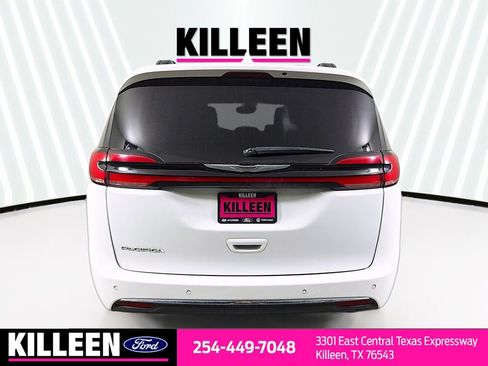 Used 2022 Chrysler Pacifica Touring-L image 7