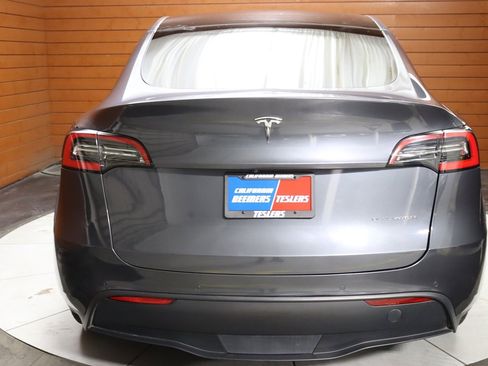 Used 2023 Tesla Model Y Long Range image 10