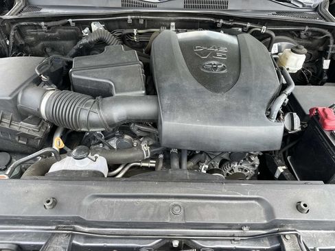 Used 2022 Toyota Tacoma TRD Sport w/ TRD Premium Sport Package AWD/4WD image 11