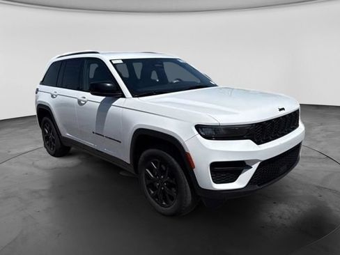 Used 2024 Jeep Grand Cherokee Altitude AWD/4WD image 4