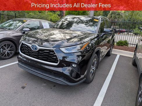 Used 2021 Toyota Highlander XLE AWD/4WD image 4