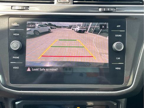 Used 2024 Volkswagen Tiguan SE w/ Panoramic Sunroof Package FWD image 17