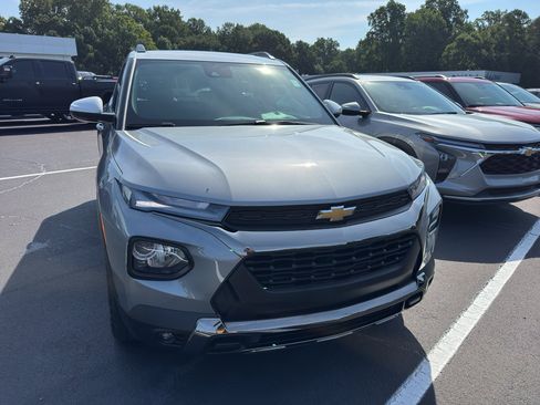 Used 2023 Chevrolet TrailBlazer ACTIV w/ Sun and Liftgate Package FWD image 2