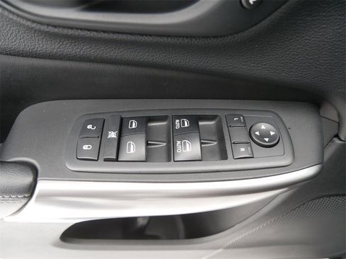 Used 2019 Jeep Cherokee Limited image 16