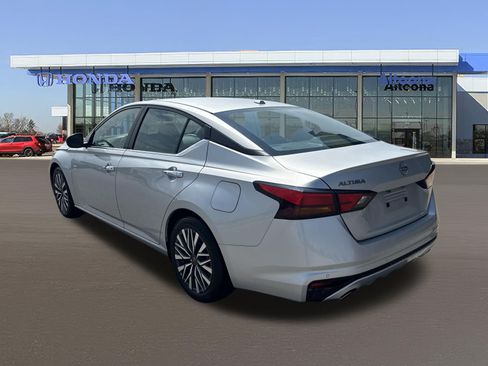 Used 2024 Nissan Altima 2.5 SV w/ SV Premium Package FWD image 3