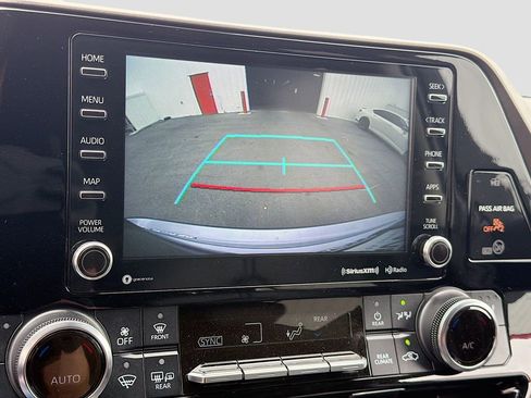 Used 2022 Toyota Highlander XLE AWD/4WD image 14